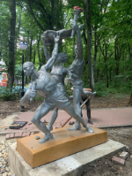 Бронзовая скульптура в парке